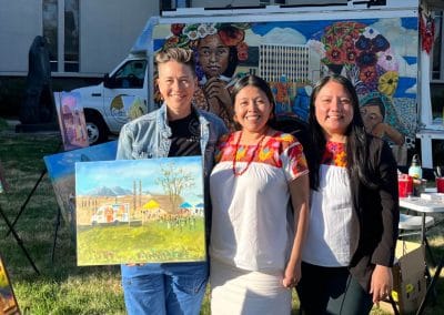 Foto de tres mujeres artistas incluyento Norma Martinez, Norma Nahua mostrando su arte.