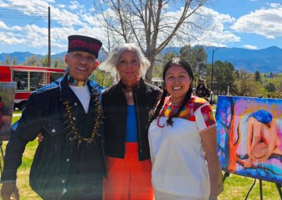Foto de tres artistas incluyento Norma Martinez, Norma Nahua mostrando su arte.