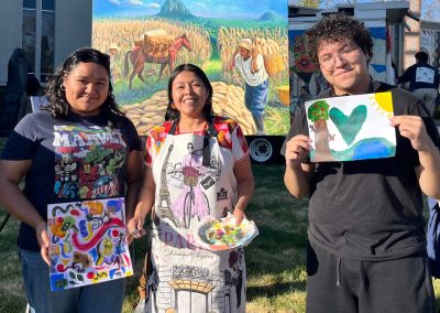 Foto de tresartistas incluyento Norma Martinez, Norma Nahua, mostrando su arte.