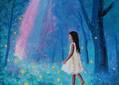 Pintura de niña caminando por el bosque. Es un bosque azul y en el suelo florer amarillas que se ven como estrellas